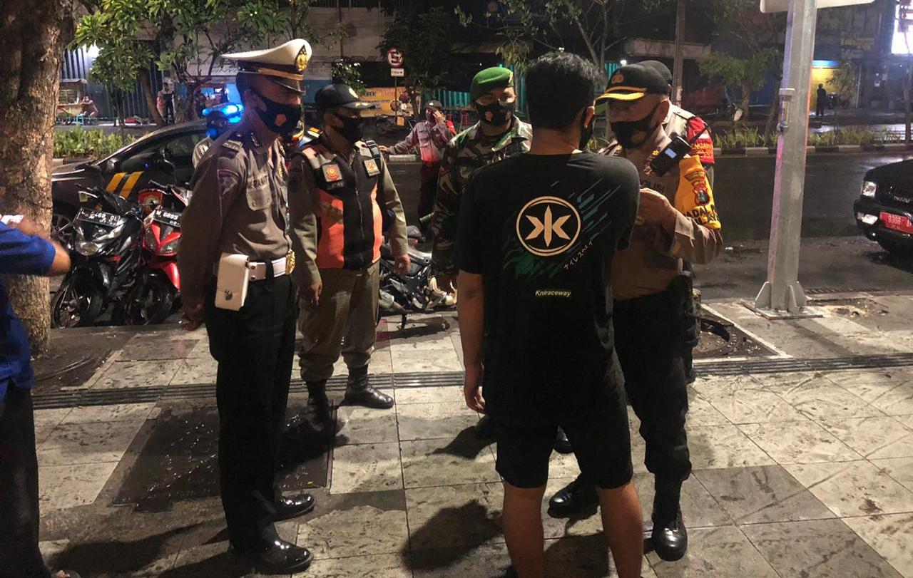 Polsek Krembangan Bersama Satpol PP & Koramil Gelar Operasi Penertiban Masker di Jalan Demak