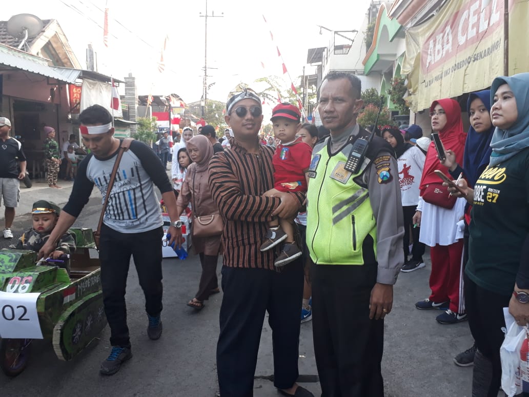 Unit Lantas Polsek Krembangan Kawal Acara Jalan Sehat Warga Tambak Asri