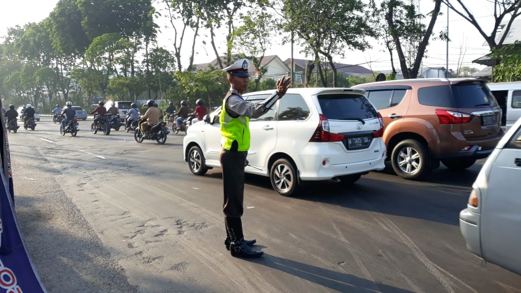 Antisipasi Kemacetan, Polsek Asemrowo Laksanakan Pengaturan Lalu Lintas Pagi