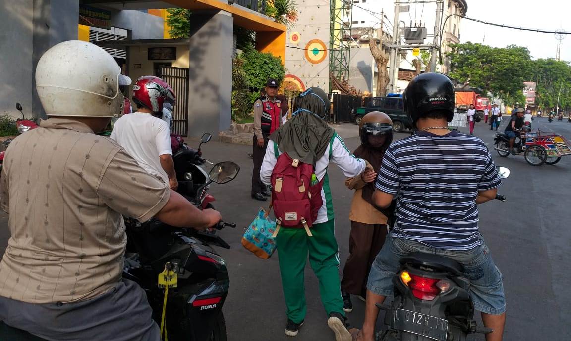 Polsek Pabean Cantikan Atur Lalu Lintas Pagi di Jalan Bunguran