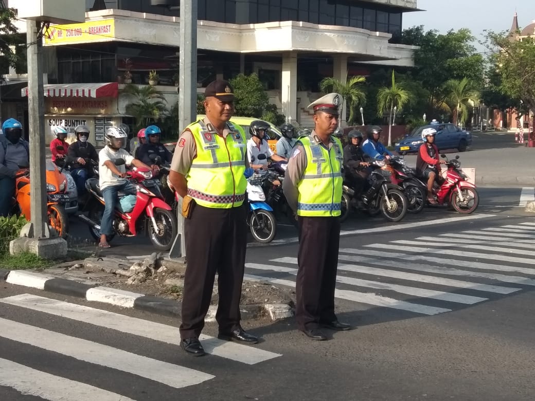 Polsek Krembangan Atur Lalu Lintas Rutin di Pagi Hari