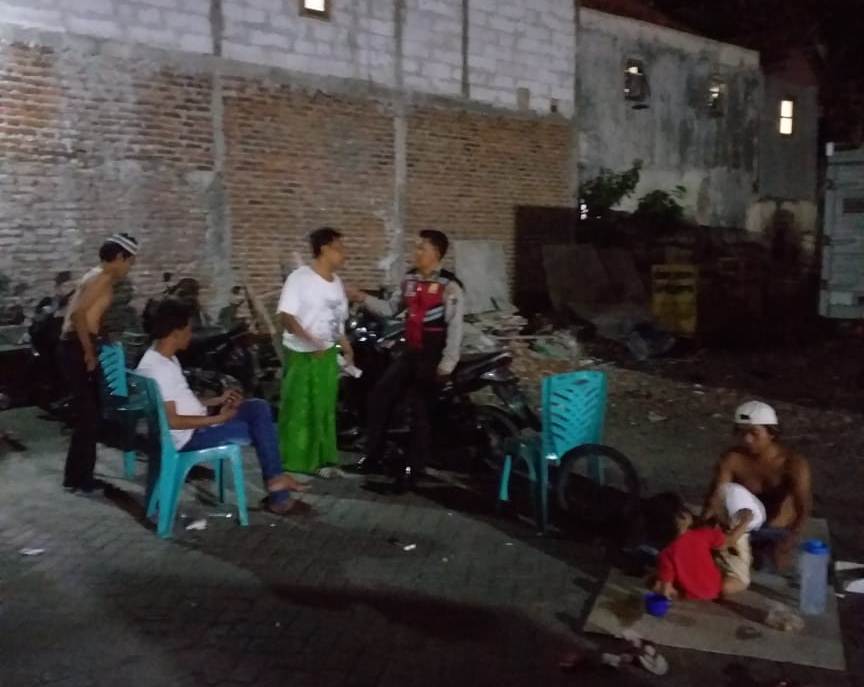 Babinkamtibmas Bongkaran Sampaikan Himbauan Anti Miras ke Warga Kembang Jepun