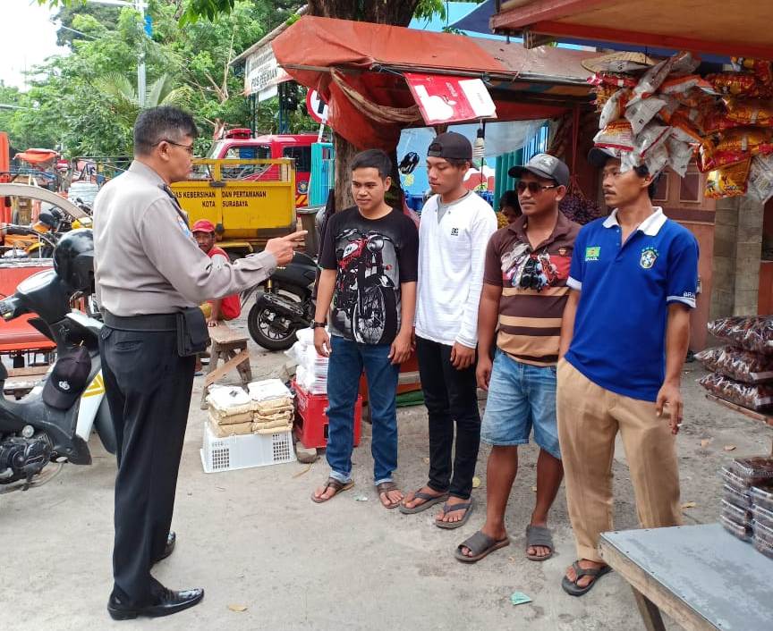 Babinkamtibmas Sidotopo Beri Pesan Kamtibmas Ke Pedagang Terminal Ampel