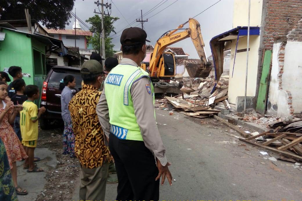 Babinkamtibmas Perak Timur Kawal Pembongkaran Bangunan di Jalan Indrapura