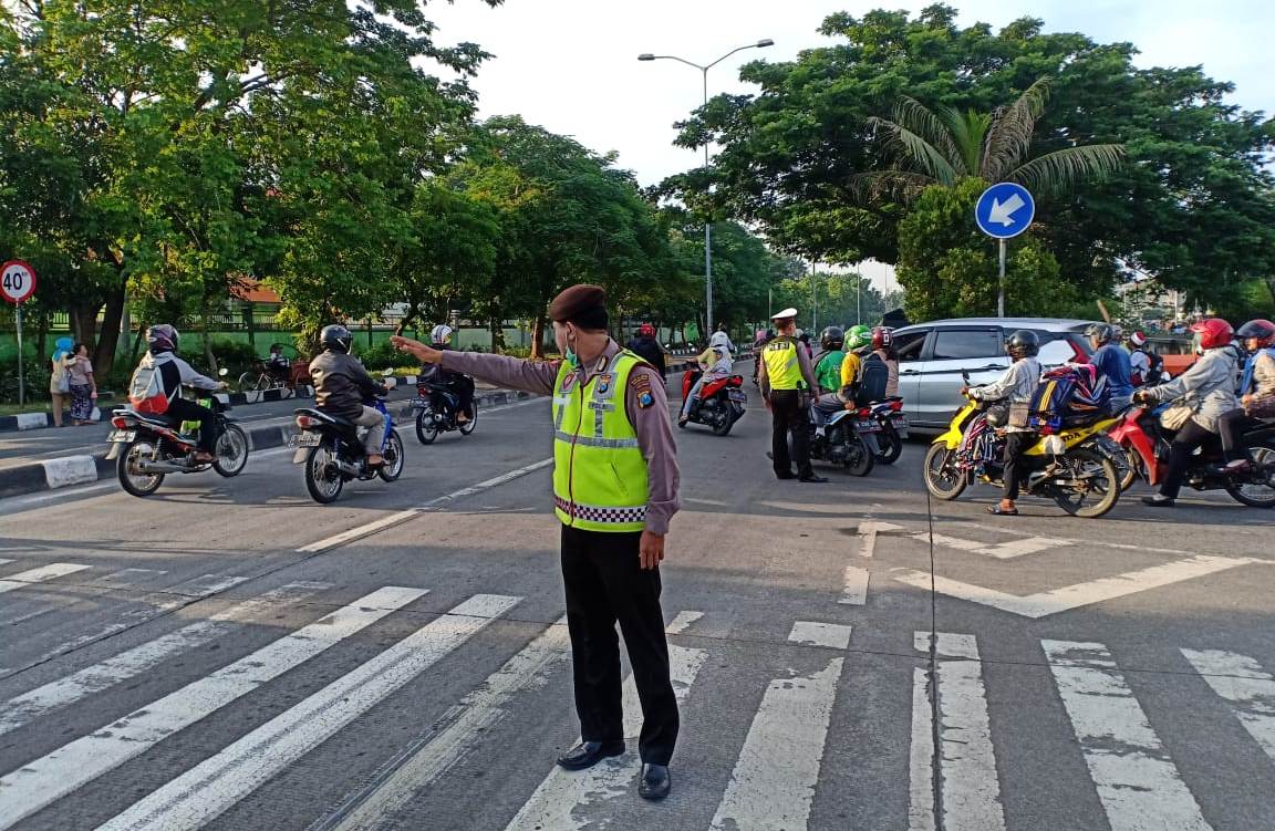 Cegah Kemacetan, Polsek Kenjeran Lakukan Pengaturan Rutin Setiap Pagi