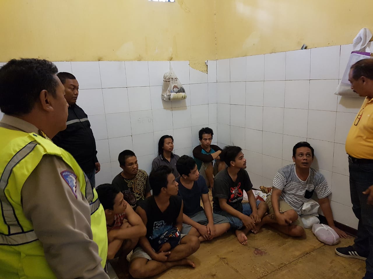 Polsek Asemrowo Lakukan Pengecekan Pagi Tahanan