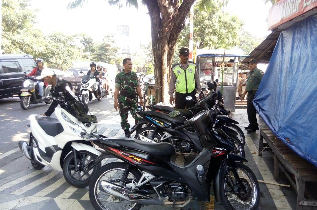 Babinkamtibmas Perak Timur Kawal Penertiban Parkir Liar