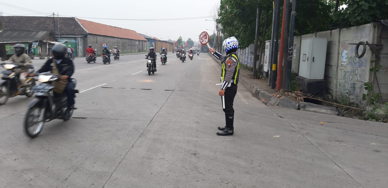 Satlantas Polres Tanjung Perak Lakukan Pengaturan Pagi Cegah Kemacetan