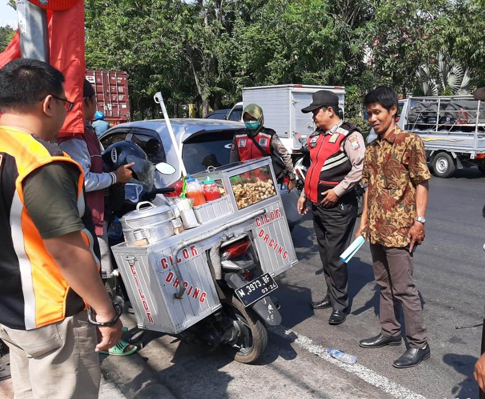 Babinkamtibmas Krembangan Utara Kawal Penertiban PKL