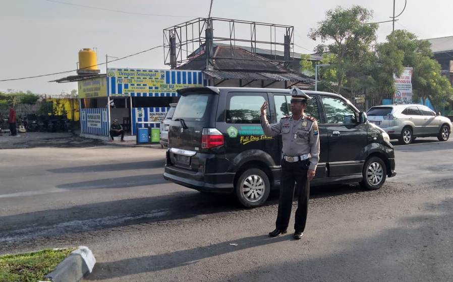 Berikan Pelayanan Masyarakat, Polsek Asemrowo Gelar Pengaturan Pagi