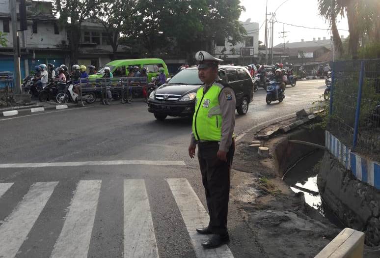 Unit Lantas Polsek Krembangan Cegah Kemacetan Pagi Lewat Pengaturan Rutin