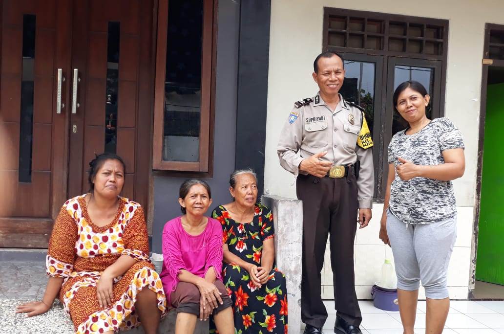 Sambang Ibu-Ibu, Babinkamtibmas Polsek Kenjeran Sampaikan Pesan Jaga Kerukunan