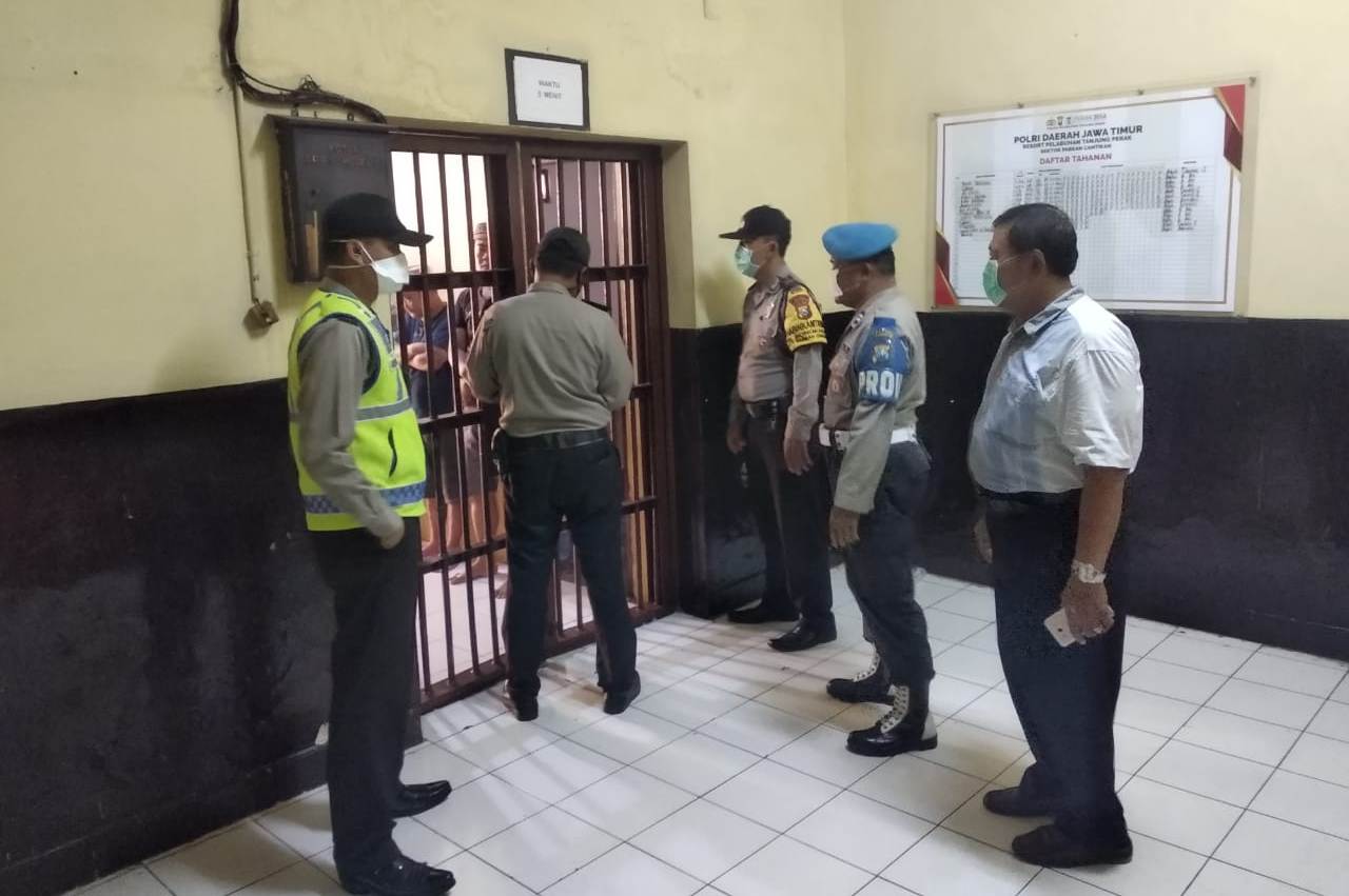 Pantau Kesehatan Tahanan, Polsek Pabean Cantikan Lakukan Pengecekan Rutin