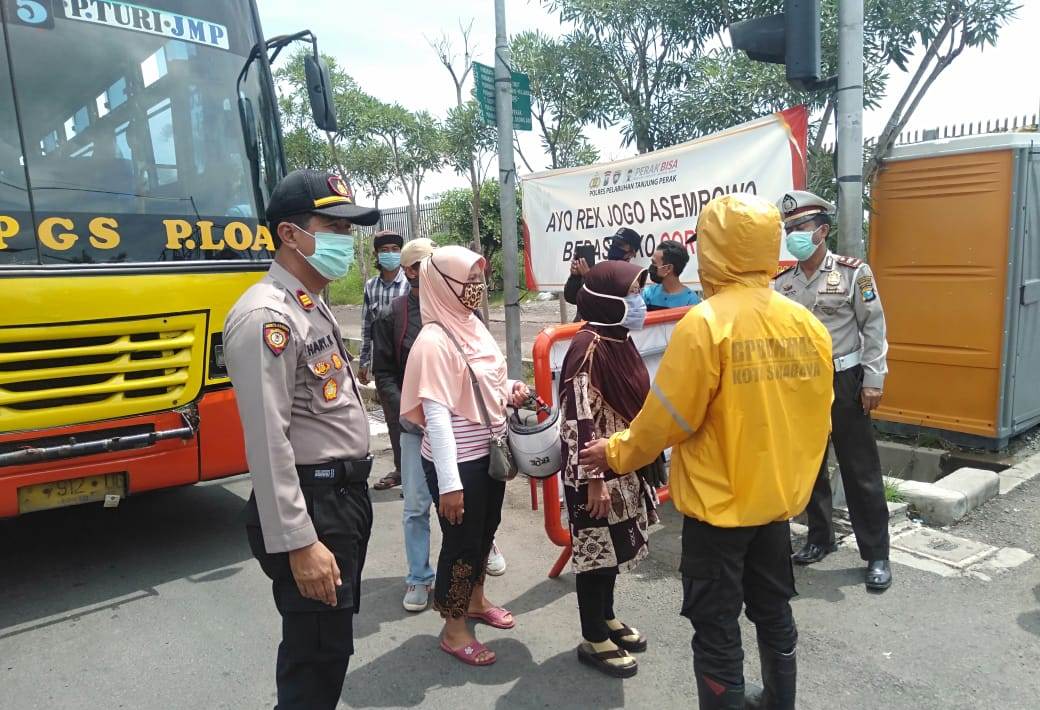 Kapolsek Asemrowo Bersama Instansi Samping Lakukan Pemeriksaan Suhu Badan Penumpang Bus