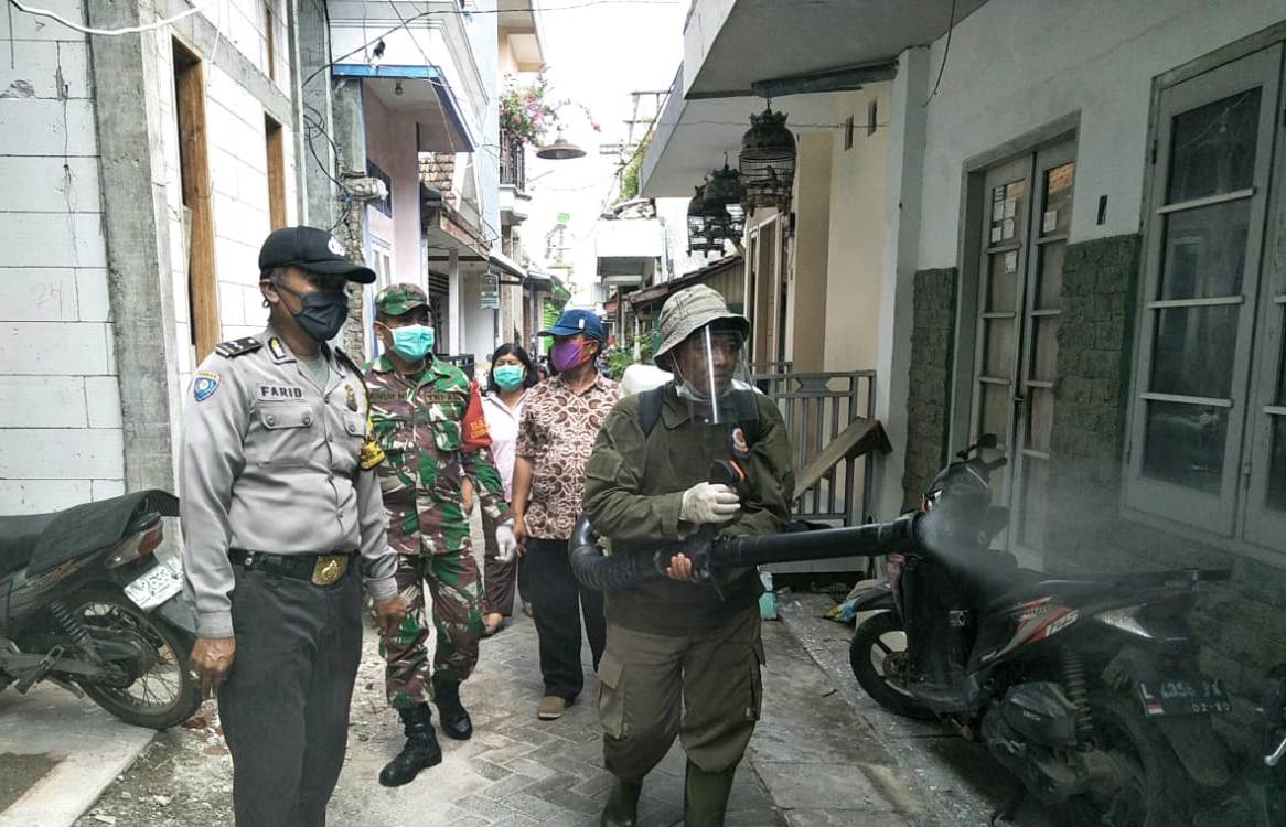 Babinkamtibmas Nyamplungan Lakukan Penyemprotan Disinfektan di Pemukiman Bareng Instansi Samping