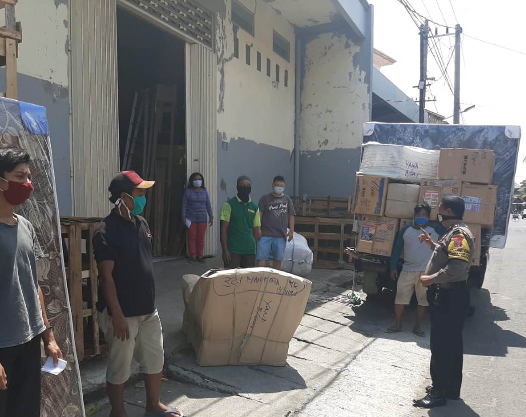 Cegah Corona, Babinkamtibmas Krembangan Utara Sampaikan Himbauan Gunakan Masker