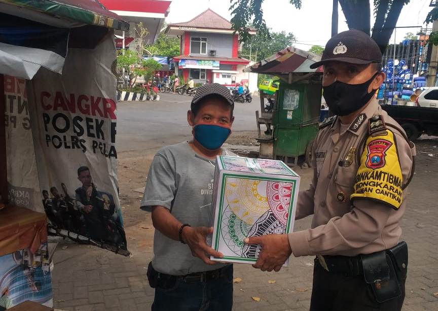 Babinkamtibmas Bongkaran Bagikan Paket Sembako Untuk Warga Terdampak Pandemi Covid-19
