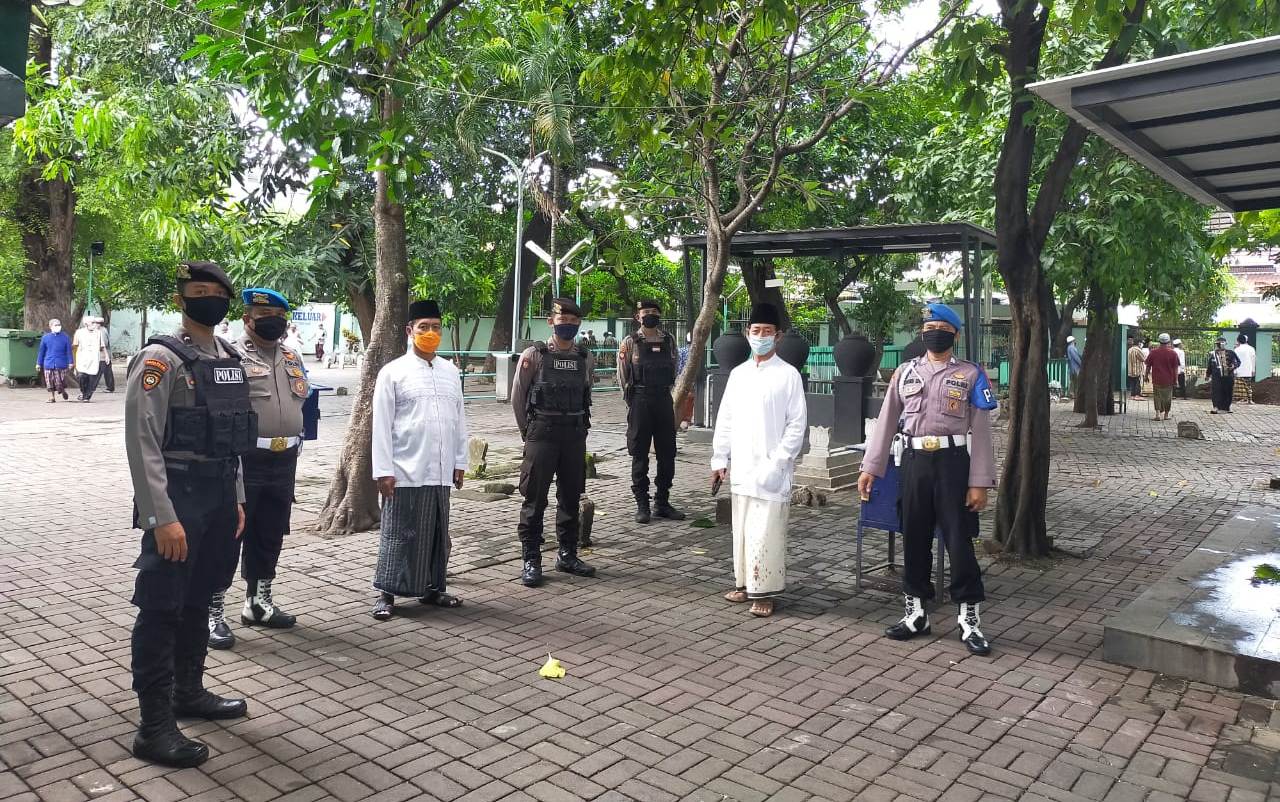 Satsabhara Polres Tanjung Perak Amankan Pemakaman Takmir Masjid Agung Sunan Ampel