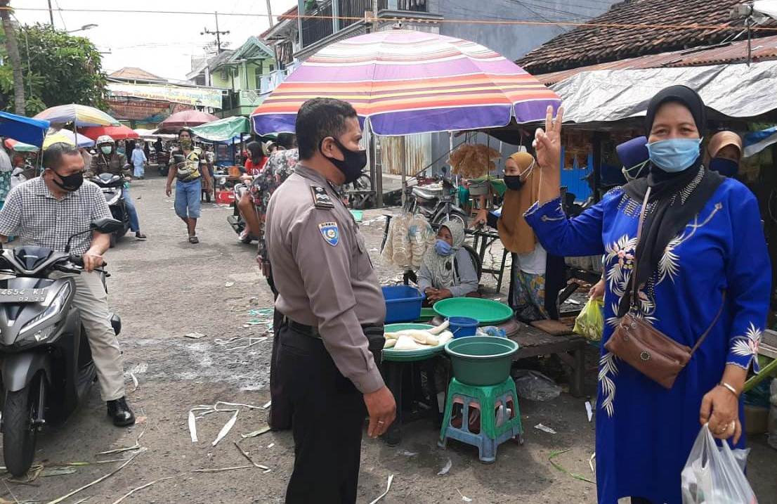 Babinkamtibmas Krembangan Utara Sampaikan Himbauan Jaga Jarak Ke Pengunjung Pasar