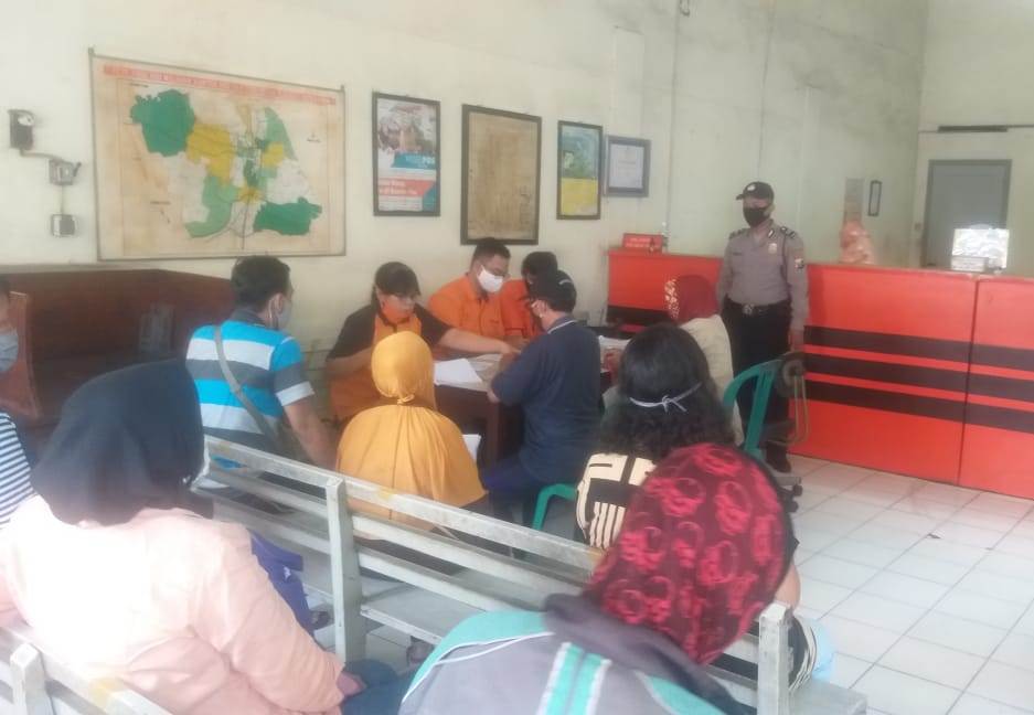 Babinkamtibmas Perak Utara Amankan Pembagian BLT di Kantor Pos