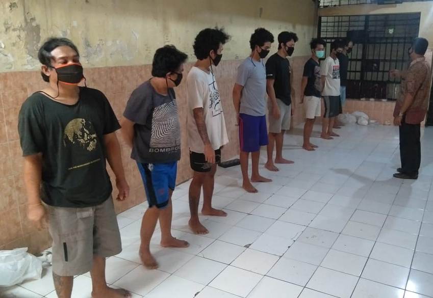 Polsek Krembangan Laksanakan Cek Rutin Ruang Tahanan, Antisipasi Penyelundupan Barang Terlarang
