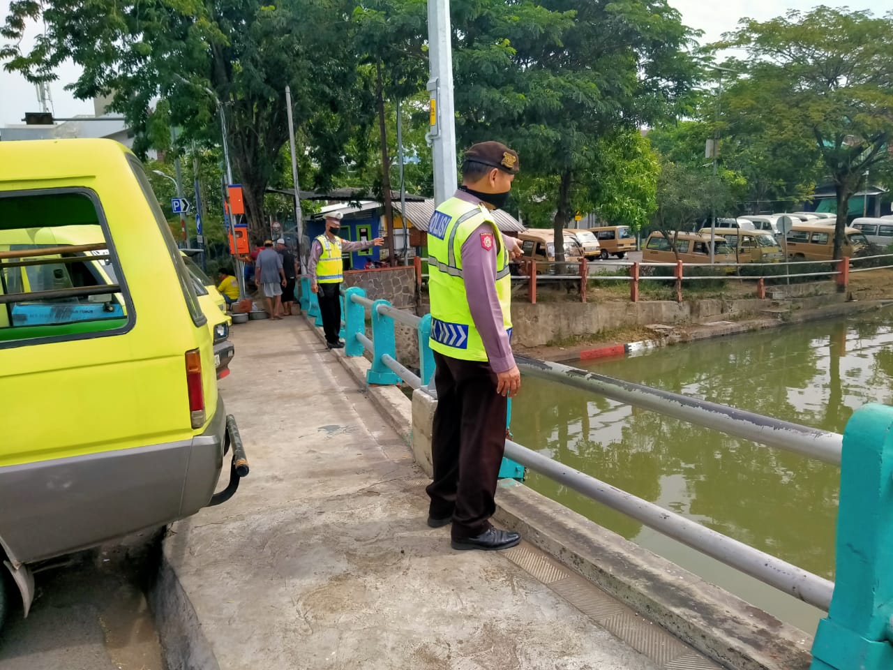 Anggota Polsek Pabean Cantikan Pantau Ketinggian Air Sungai Kalimas, Waspada Potensi Banjir