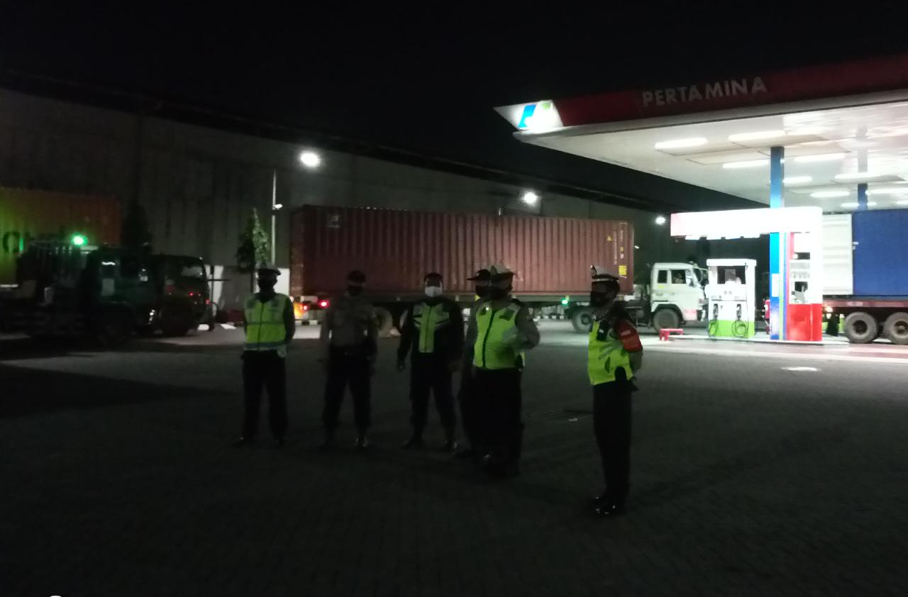 Polsek Asemrowo Pantau Keamanan SPBU Melalui Patroli Malam