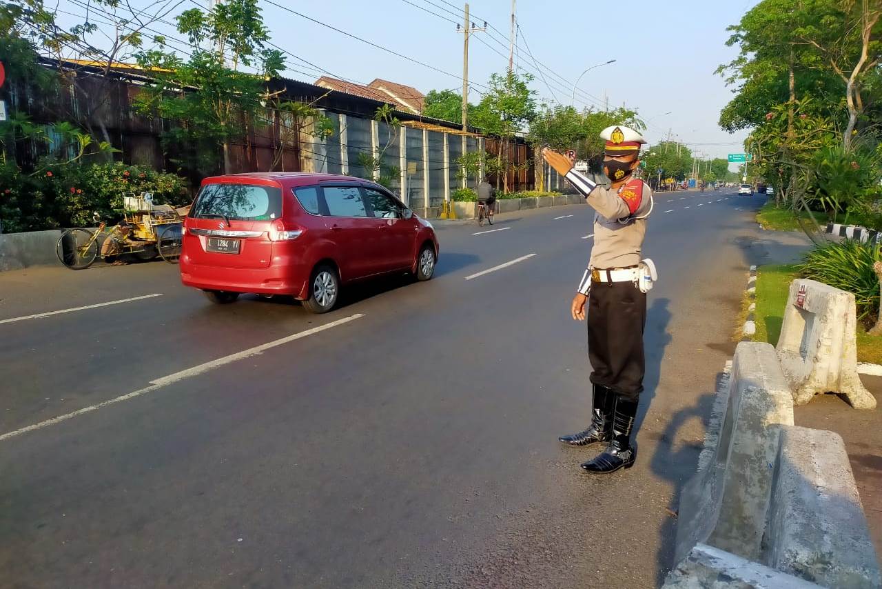 Unit Lantas Polsek Asemrowo Lakukan Pengaturan Pagi, Berikan Pelayanan Masyarakat