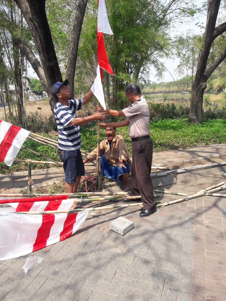 Babinkamtibmas Kenjeran Pantau Pengibaran Bendera di Kampung-kampung