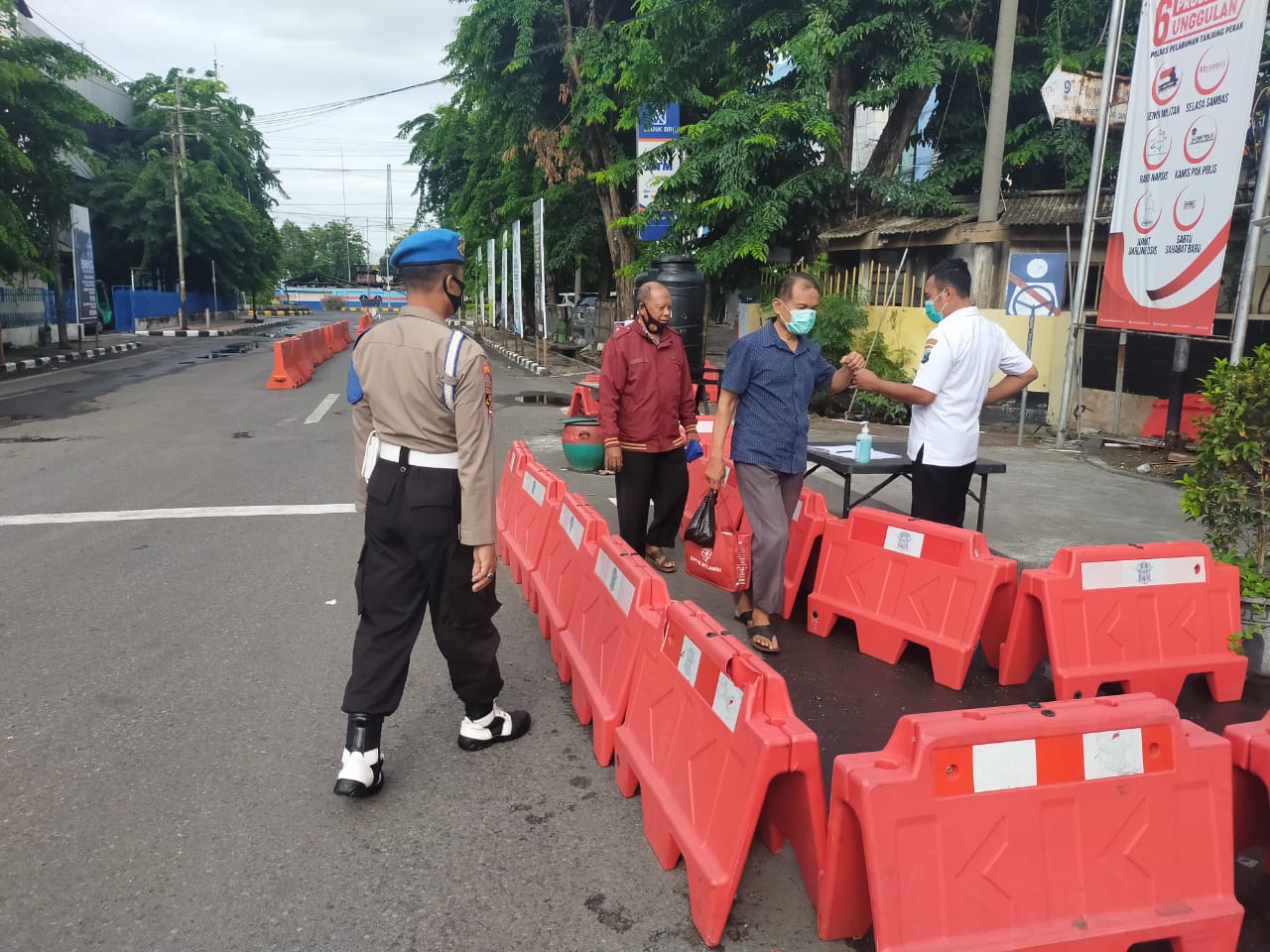 Urkes Polres Tanjung Perak Lakukan Pengecekan Suhu Badan di Pintu Masuk Mapolres