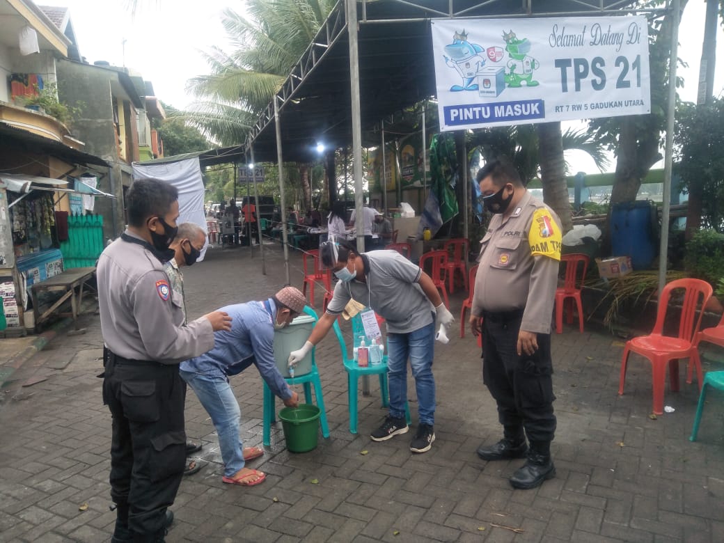 Panit Binmas Polsek Krembangan Pantau Pelaksanaan Pemungutan Suara di TPS Morokrembangan