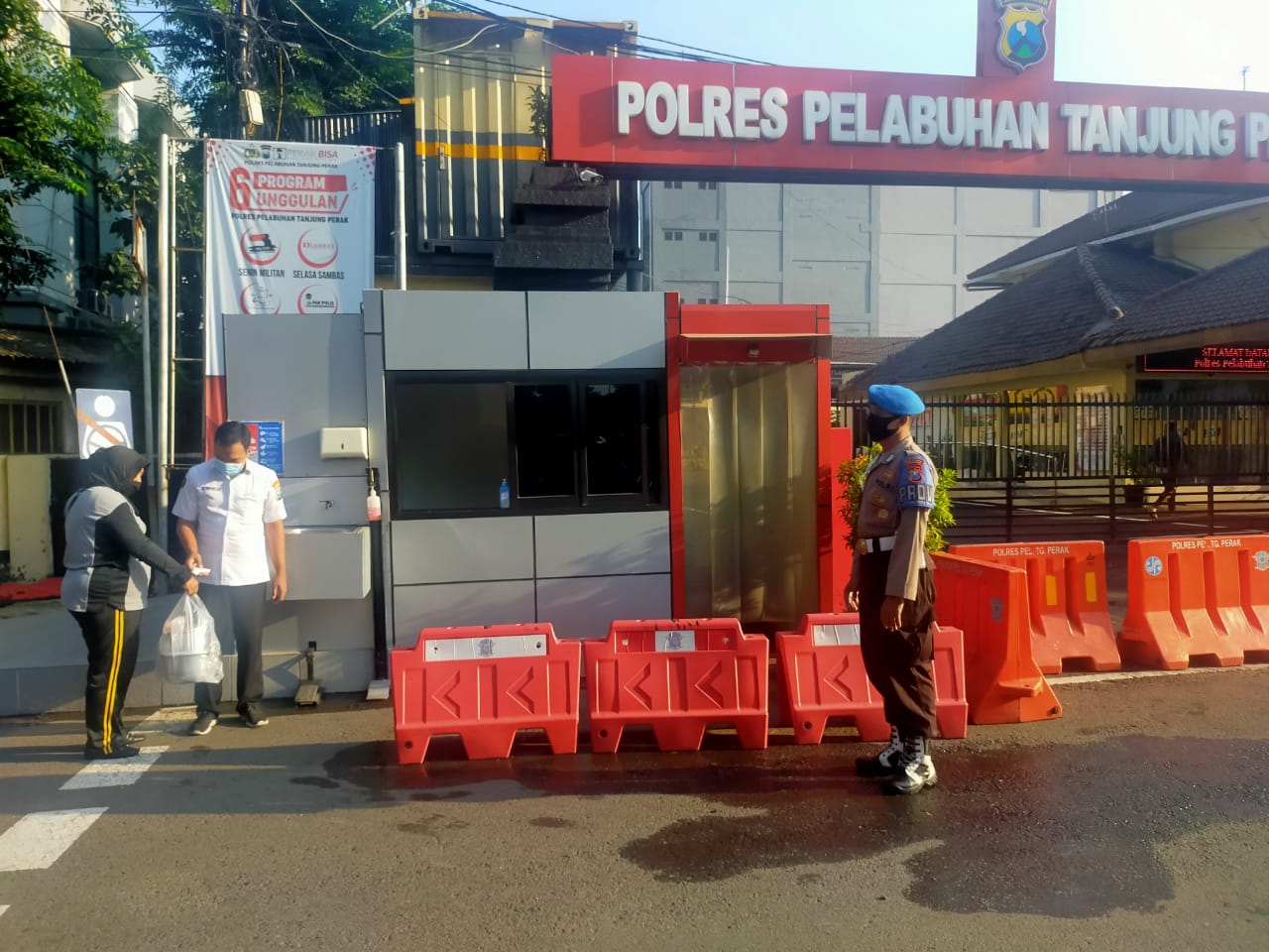 Cegah Penyebaran Covid-19, Urkes Polres Tanjung Perak Lakukan Pengecekan Suhu Badan Rutin Setiap Hari