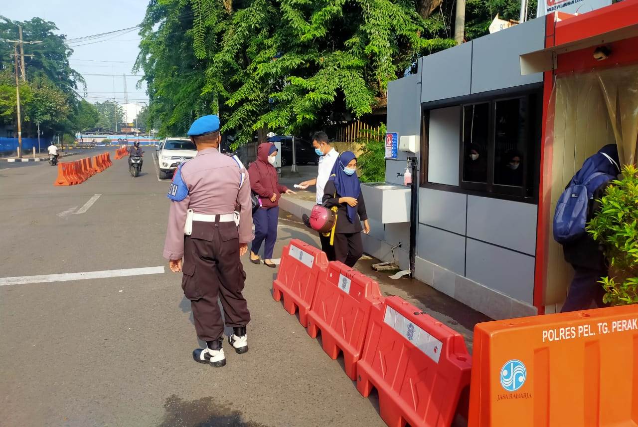 Urkes Bag Sumda Polres Tanjung Perak Lakukan Cek Suhu Badan, Antisipasi Orang Terpapar Covid-19