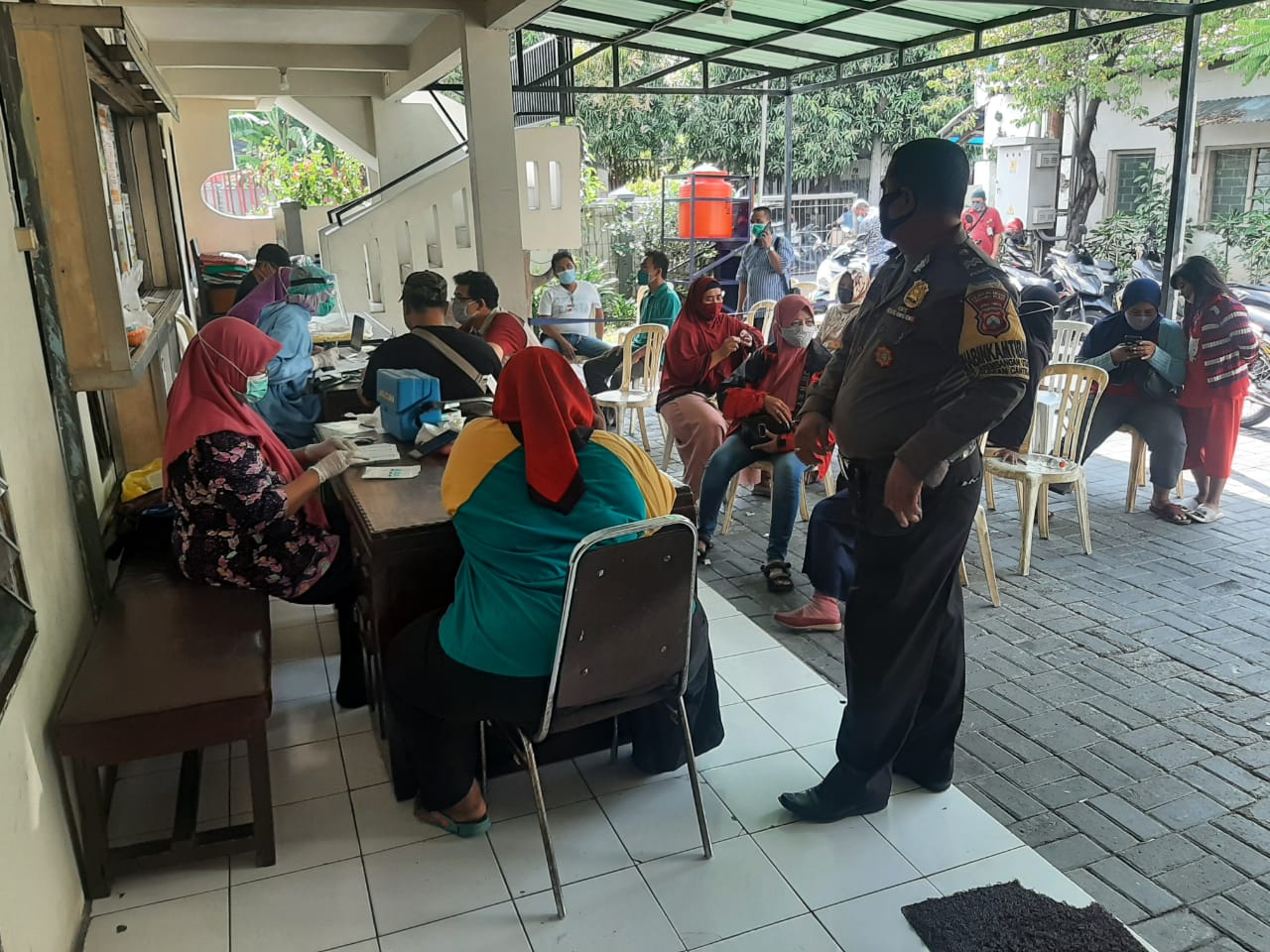 Babinkamtibmas Krembangan Utara, Amankan Kegiatan Vaksinasi Untuk Lansia di Kantor Kelurahan