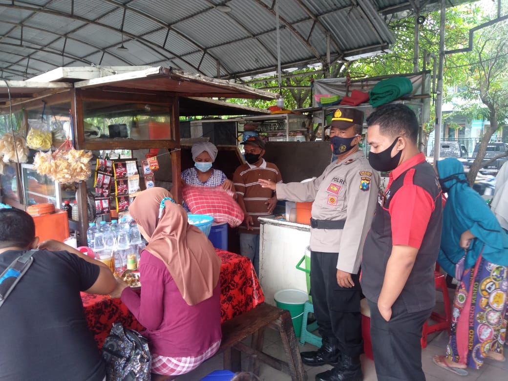 Panit Binmas Polsek Semampir Sosialisasikan PPKM Darurat Kepada Pedagang Makanan di Jalan Nyamplungan