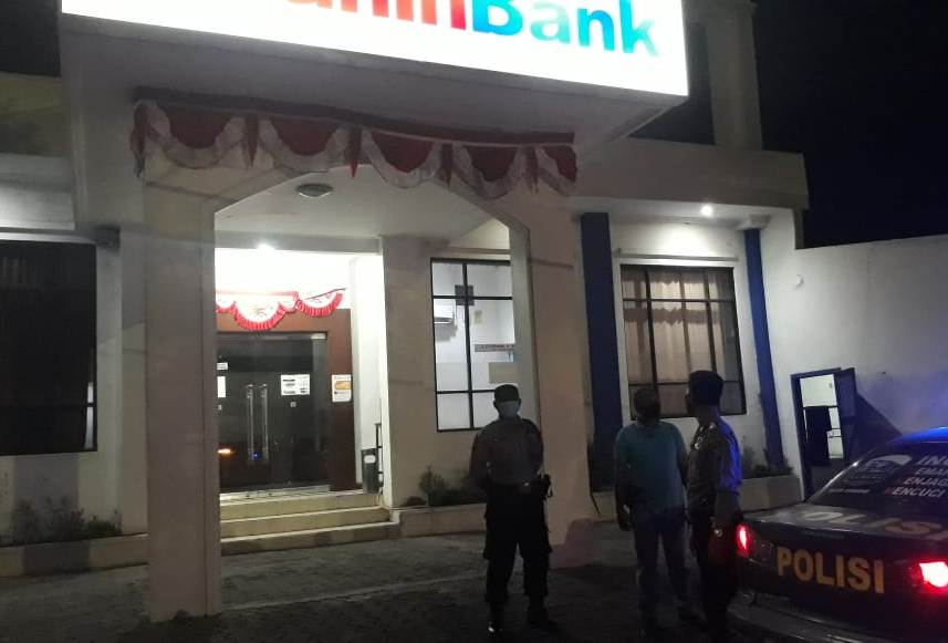 Polsek Asemrowo Laksanakan Patroli Malam, Sasar Kantor Bank