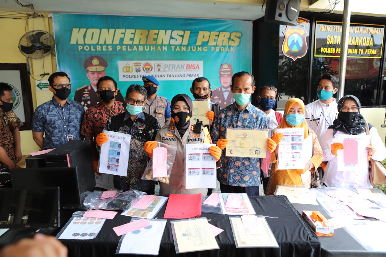 Kapolres Tanjung Perak Pimpin Konferensi Pers Kasus Pemalsuan Ijasah