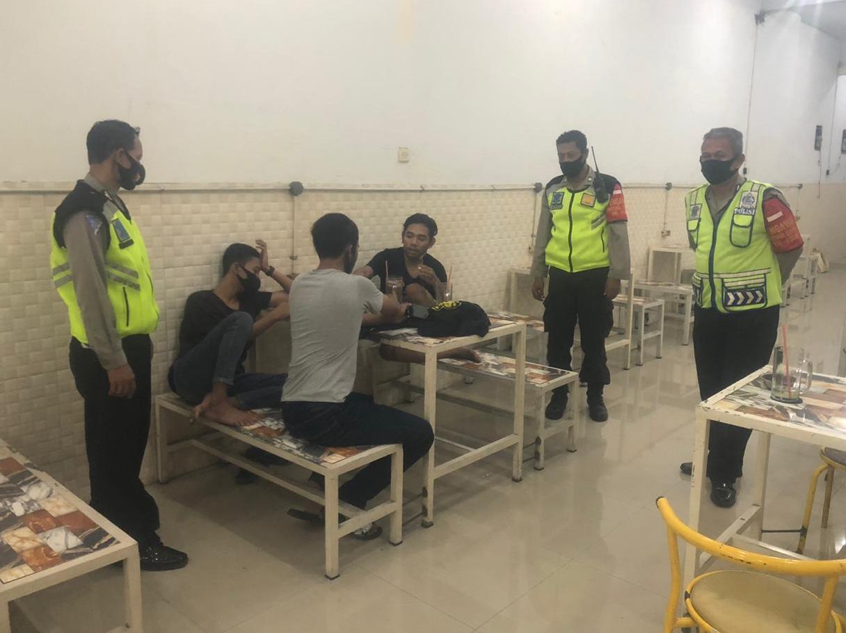 Personil Polsek Krembangan Bersama Instansi Samping Gelar Operasi Penertiban Masker di Warkop