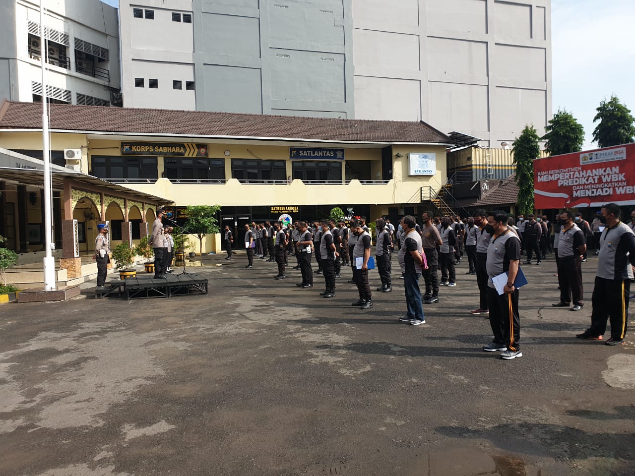 Wakapolres Tanjung Perak Pimpin Apel Pagi Dilanjutkan Olahraga Rutin