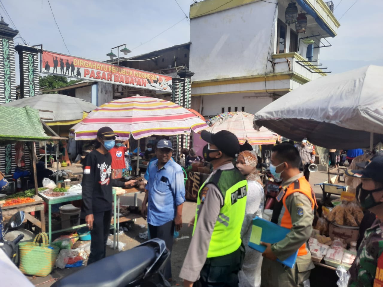 Kapolsek Pabean Cantikan Pimpin Operasi Penertiban Masker di Pasar Babaan