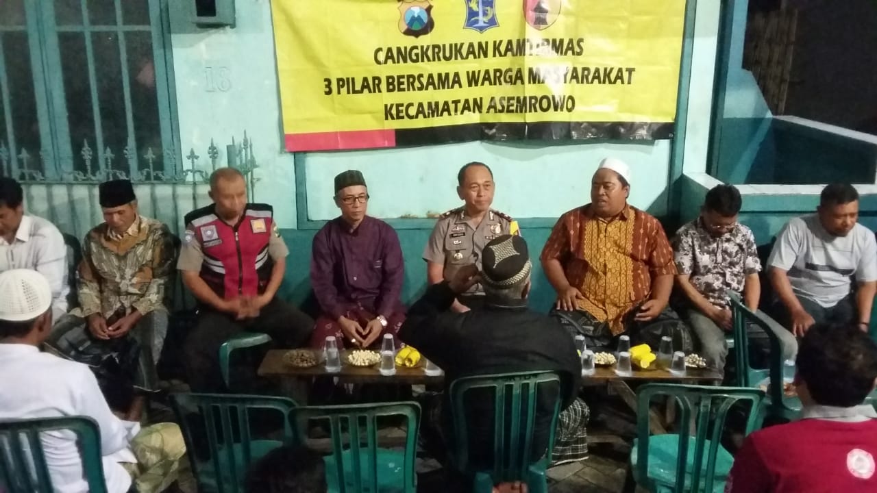 Kapolsek Asemrowo Cangkrukan Bersama Warga Genting Baru