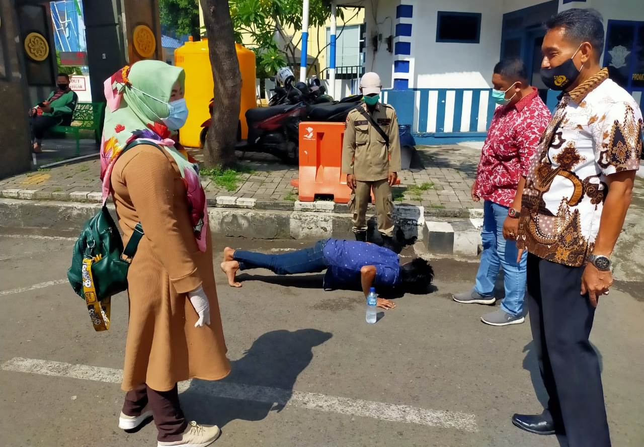 Kanit Intelkam Polsek Semampir Pimpin Operasi Penertiban Masker di Jalan KH Mas Mansyur