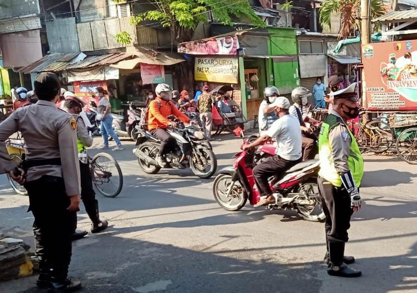 Wakapolsek Kenjeran Pimpin Bakti Sosial Pembagian Sembako Untuk Pemulung & Penarik Becak