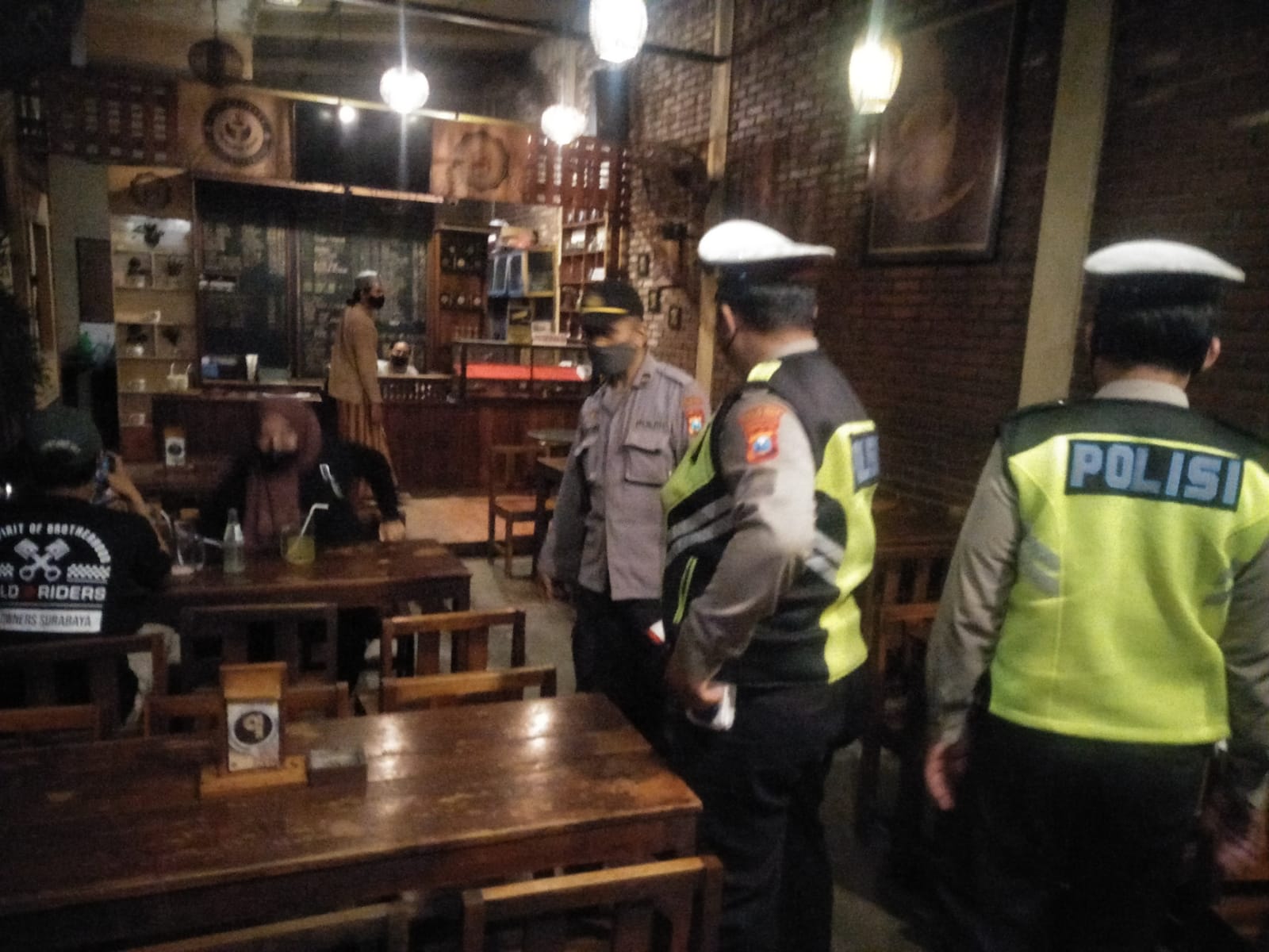 Polsek Krembangan Gelar Operasi Jam Malam Diikuti Penertiban Masker di Jalan Demak