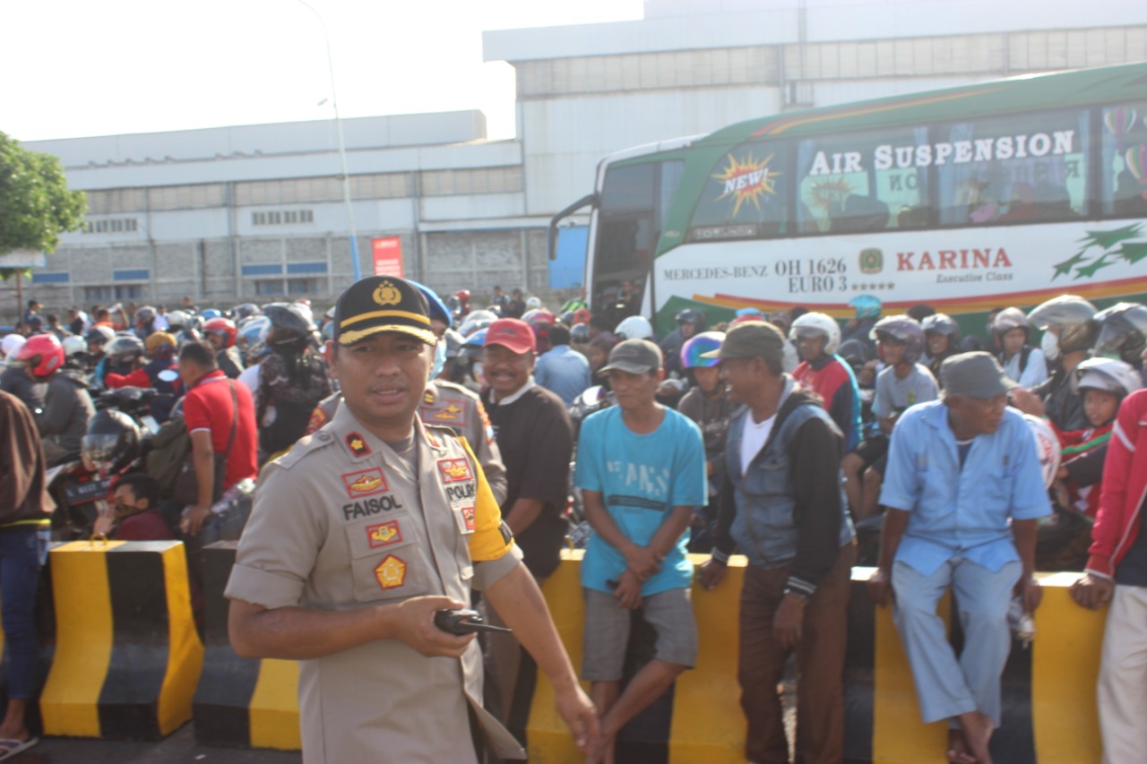 Wakapolres Tanjung Perak Pimpin Pengamanan Calon Penumpang Kapal di Pelabuhan Ujung