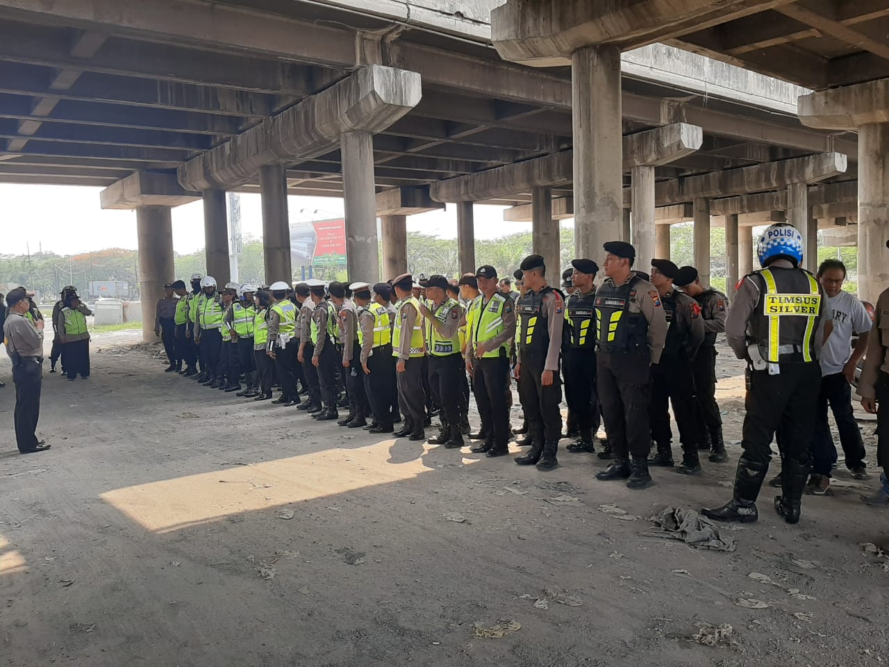 Satsabhara Polres Tanjung Perak Lakukan Pengamanan Jalur Bonek di Pintu Tol