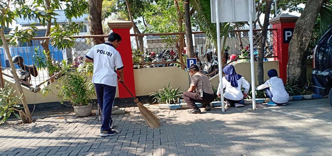 Gelar Sabtu Osis, Polsek Kenjeran Bersih-bersih Mako