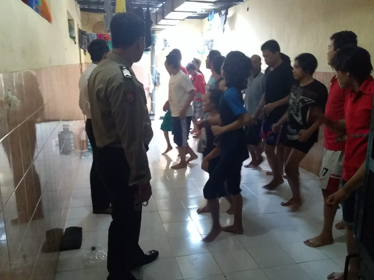 Jaga Kesehatan, Polsek Krembangan Wajibkan Tahanan Olahraga Pagi