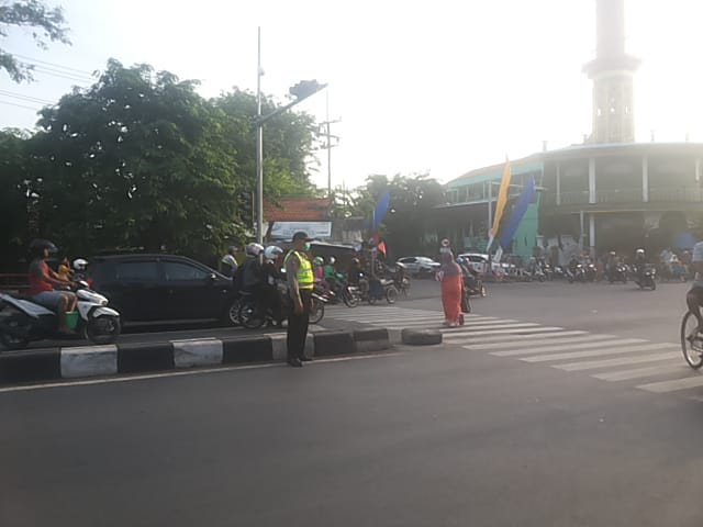 Unit Lantas Polsek Semampir Atur Lalu Lintas Pagi di Seputaran Karang Tembok