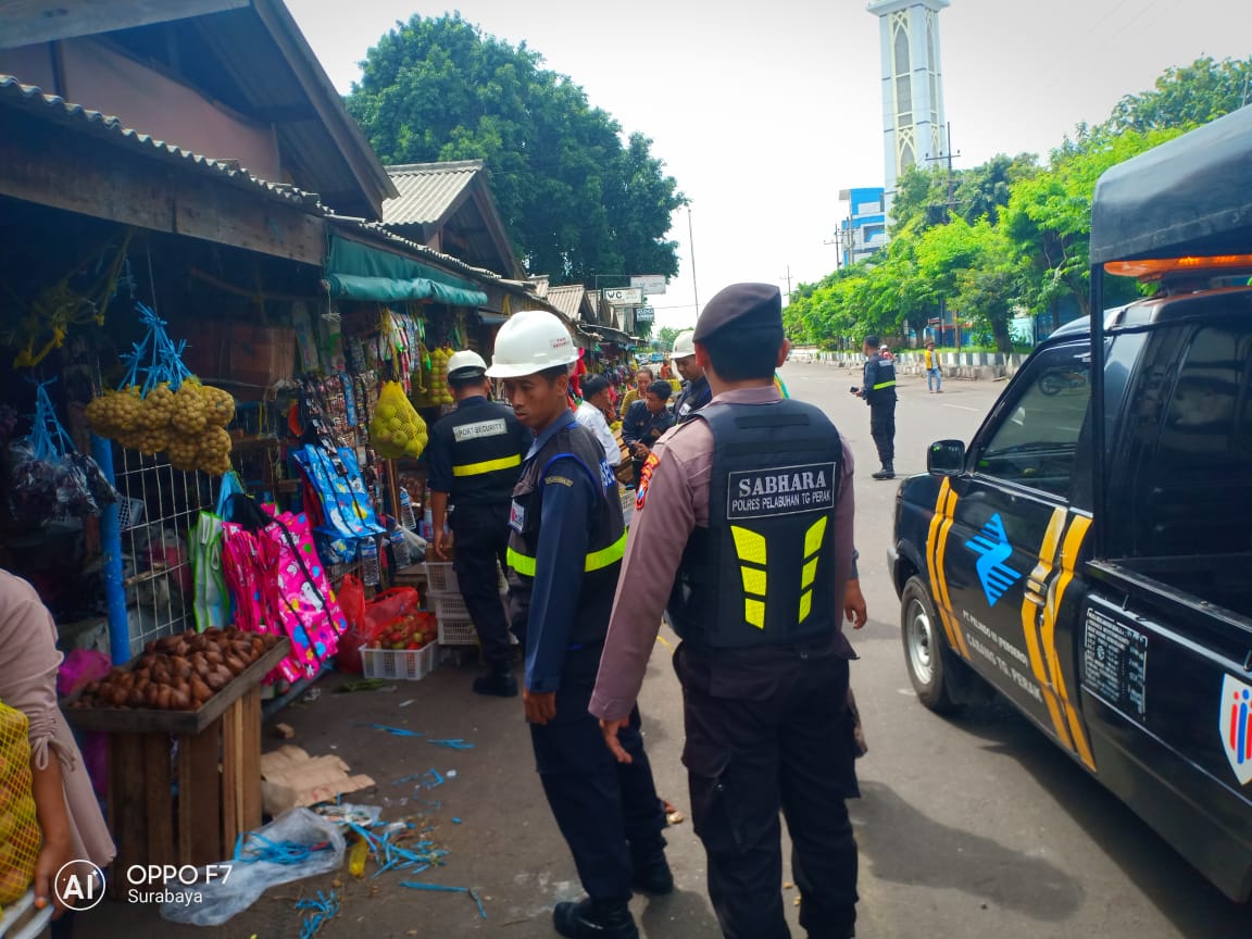 Satsabhara Polres Tanjung Perak Patroli Pasar Ujung Bersama Sekuriti Pelindo